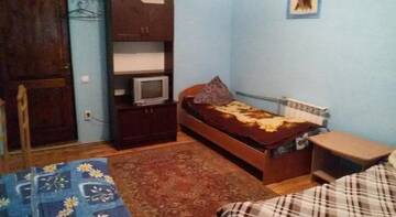 Фото номера Классический трехместный номер Гостиница Economy Hotel Lastochka г. Партенит 5