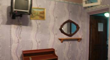 Фото номера Бюджетный трехместный номер Гостиница Economy Hotel Lastochka г. Партенит 4
