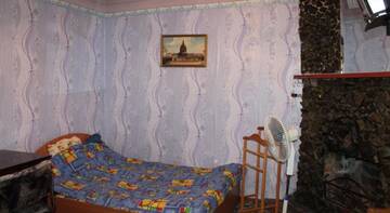 Фото номера Бюджетный трехместный номер Гостиница Economy Hotel Lastochka г. Партенит 3