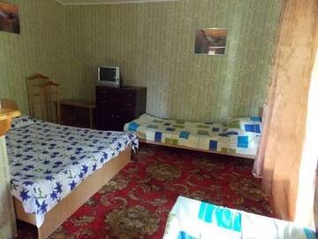 Фото номера Четырехместный номер с балконом Гостиница Economy Hotel Lastochka г. Партенит 3